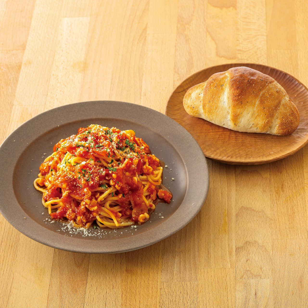 鎌倉パスタ 103.セミドライトマトとモッツァレラのトマトソースパスタ<名物バジルロール付き>