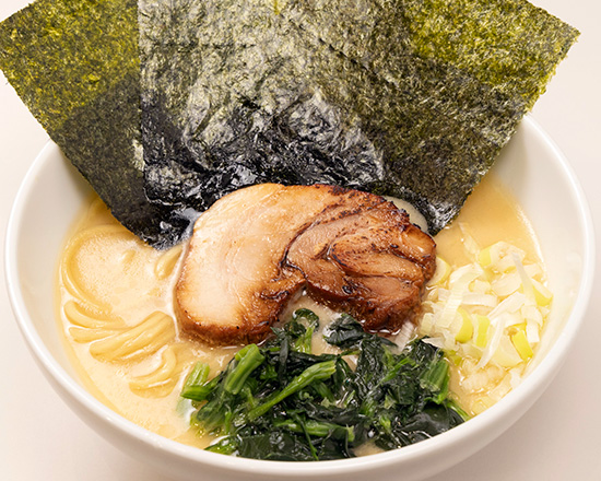 トクベツ。 クリーミー塩豚骨麺(薬味ネギ、のり3枚、豚叉焼1枚、ほうれん草)