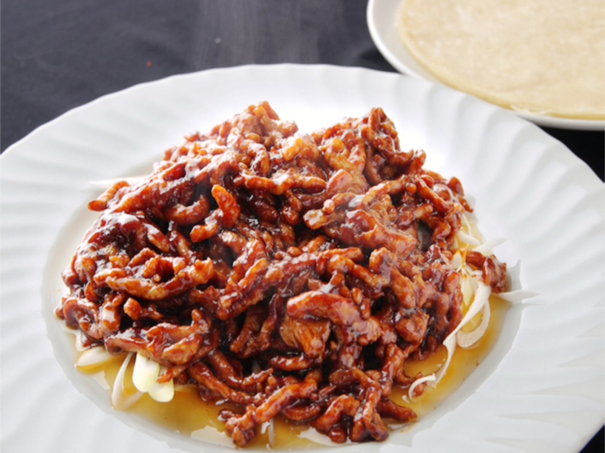 永利 豚肉細切りの甘味噌炒めのクレープ包み