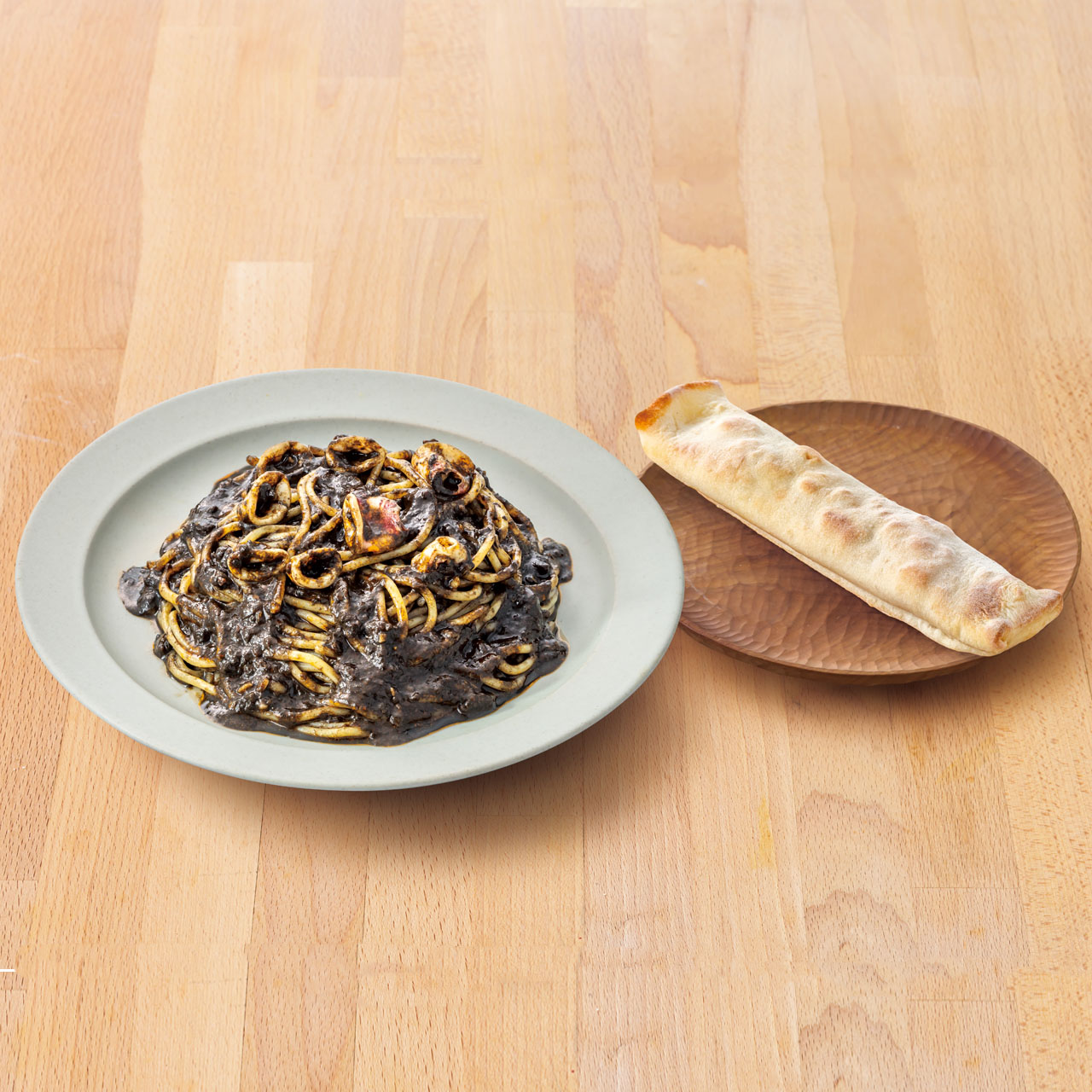 105.やりいかのいかすみトマトソース<ベーコンのトマトスティックピザ付き>