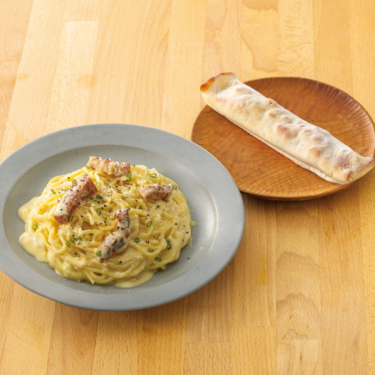 110.厚切りベーコンのクリームパスタ<ベーコンのトマトスティックピザ付き>