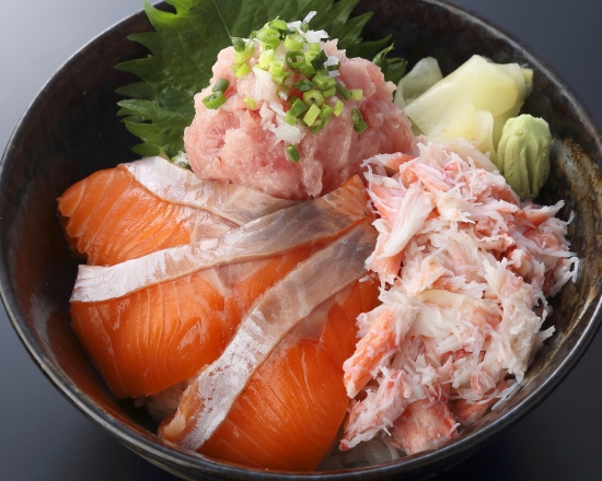 板前寿司 豪華三色丼(1人前)Fresh Salmon, Crab ＆ Minced Tuna Bowl (1 serving)