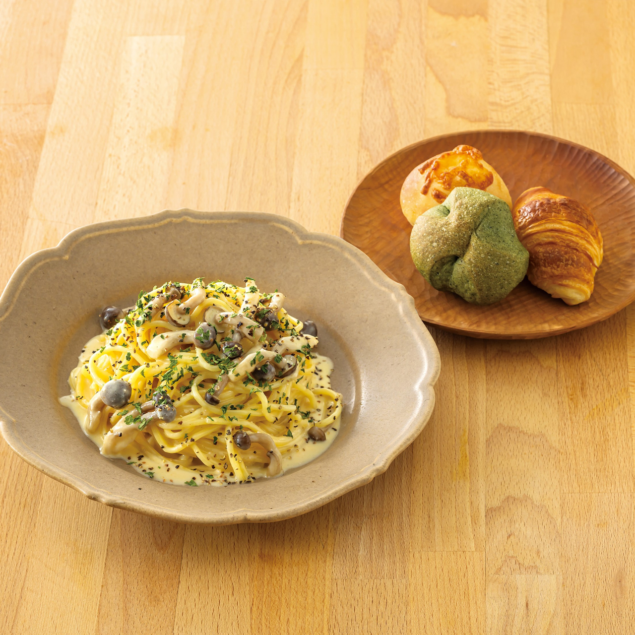 鎌倉パスタ 106.しめじと明太子クリームパスタ<パン3個付き>