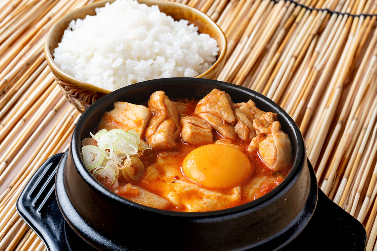 韓国カルビ丼とスンドゥブ 洞山 鶏ももチーズスンドゥブ～ごはん付き～