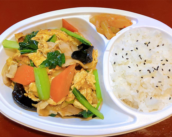 餃子酒場 豚肉、キクラゲと玉子炒め弁当