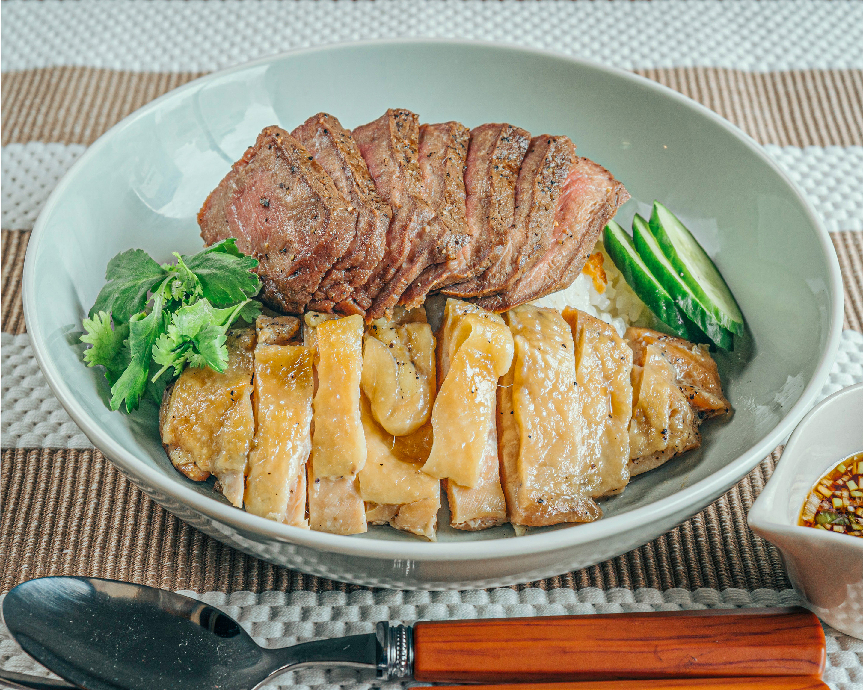 高たんぱく・糖質制限カオマンガイ 東京鶏飯食堂 【ローストビーフのせ】カオマンガイ(もも肉) [Roast Beef] Khaomangai(Thigh)