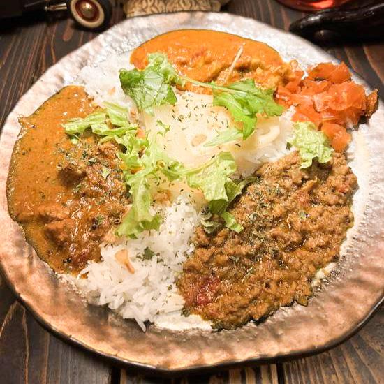 スパイスチキン、キーマ、バターチキンカレーの3種あいがけ(ジャスミンライス付き)