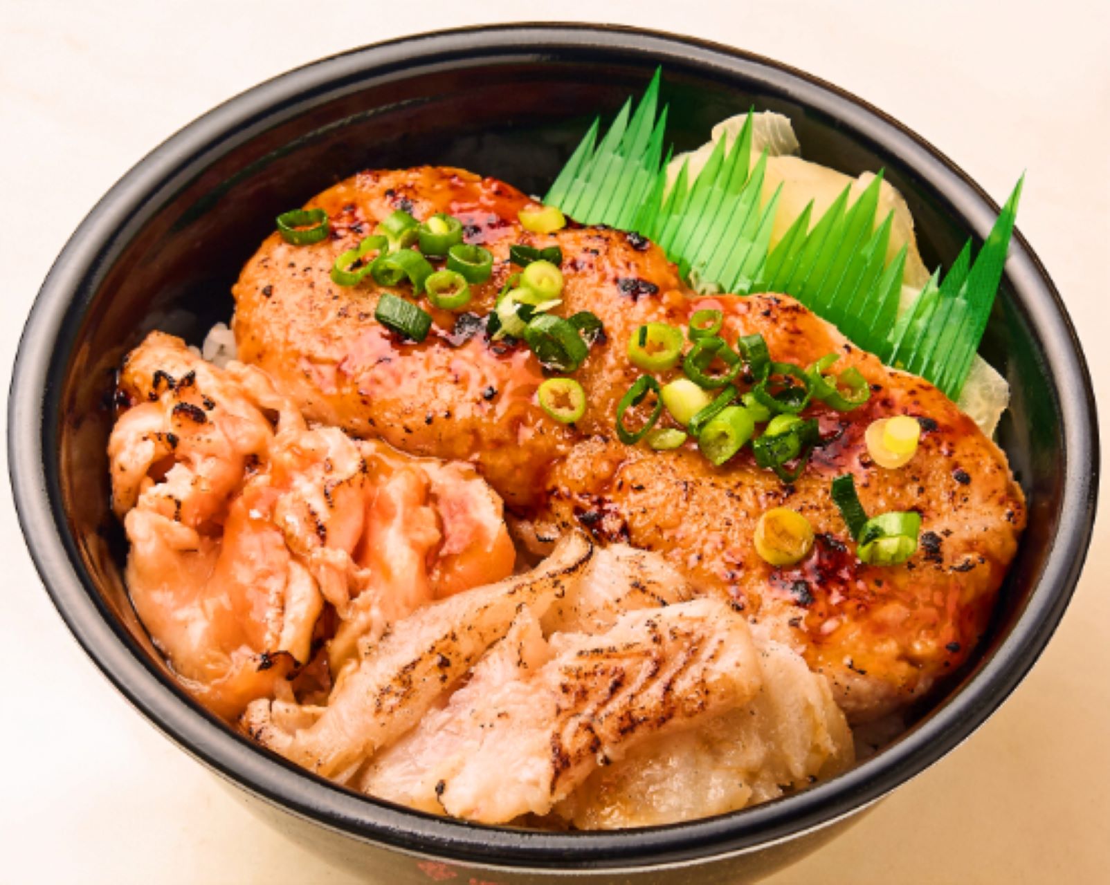 魚丼 炭火風味ねぎとろ焦がしバター醤油サーモン炙りアブラカレイ丼(88)