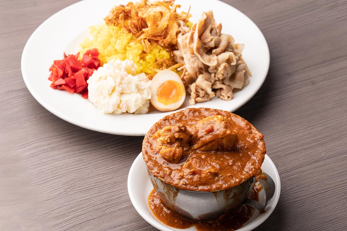 カレーは飲み物。 豚のスタミナ焼きのせ赤い鶏カレー