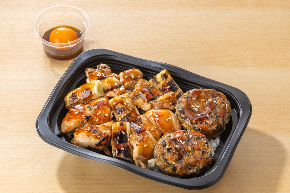 大戸屋 鶏トロ焼とつくねの月見重弁当