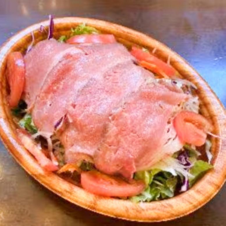 トラットリア シェ ラパン ローストビーフとフレッシュトマトの季節野菜サラダ