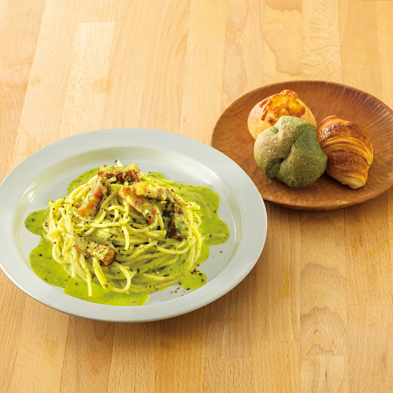 鎌倉パスタ 111.グリルベーコンのジェノベーゼクリームパスタ<パン3個付き>