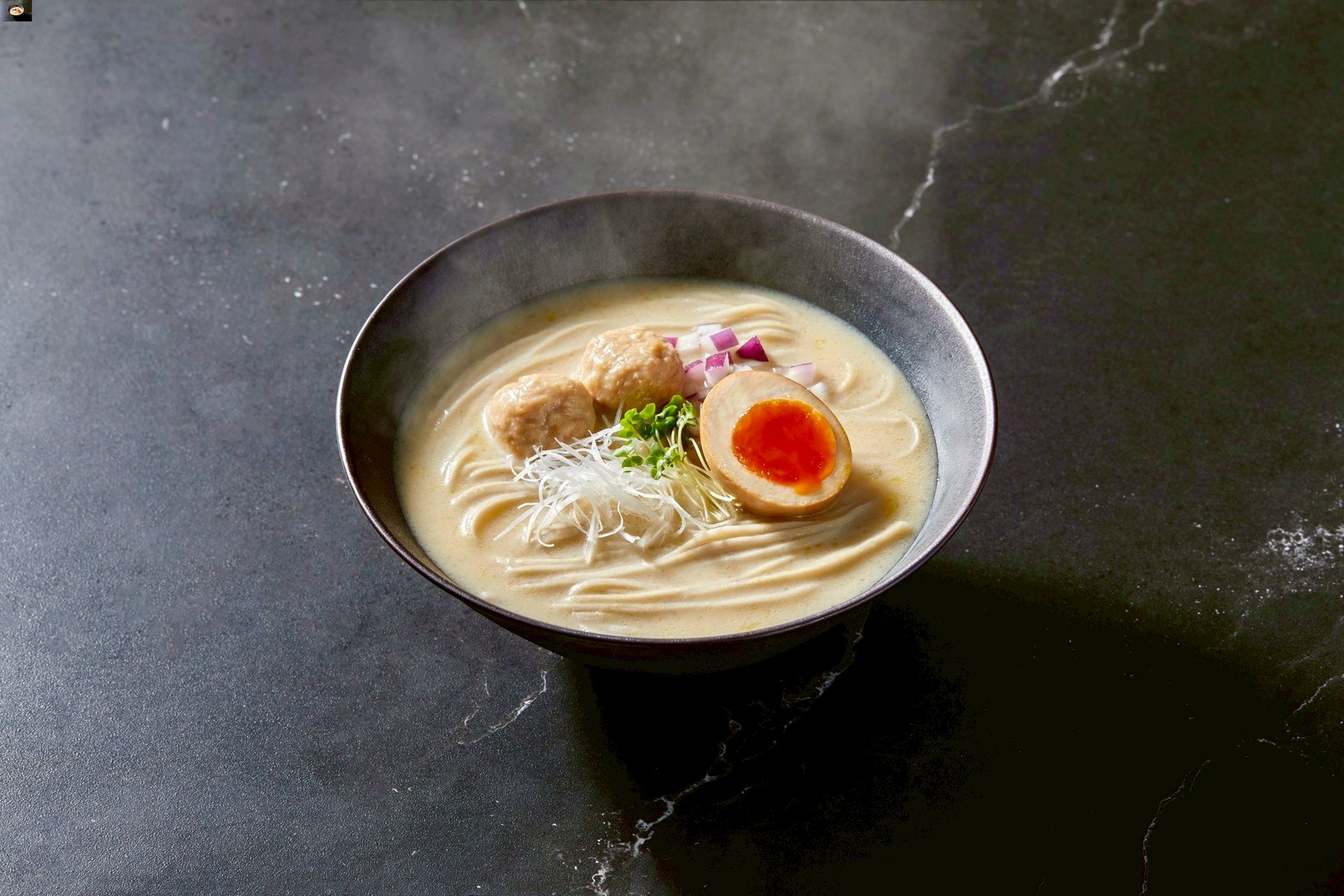 濃厚鶏出汁白湯ラーメン Rich chicken broth ramen