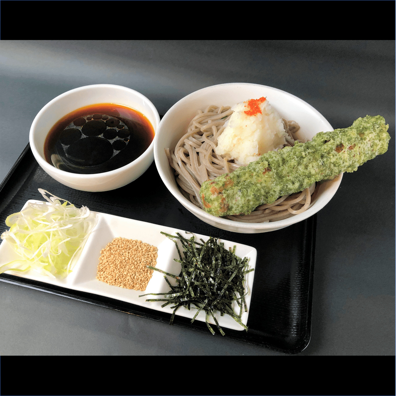 なぜ蕎麦にラー油を入れるのか。 辛味おろしちくわ天もりそば