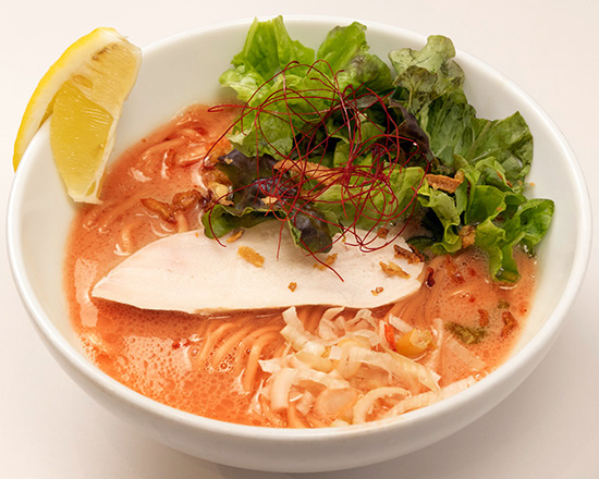 トクベツ。 濃厚旨辛鶏白湯麺(薬味ネギ、レモン、鶏叉焼1枚、サニーレタス、フライドオニオン、糸唐辛子)