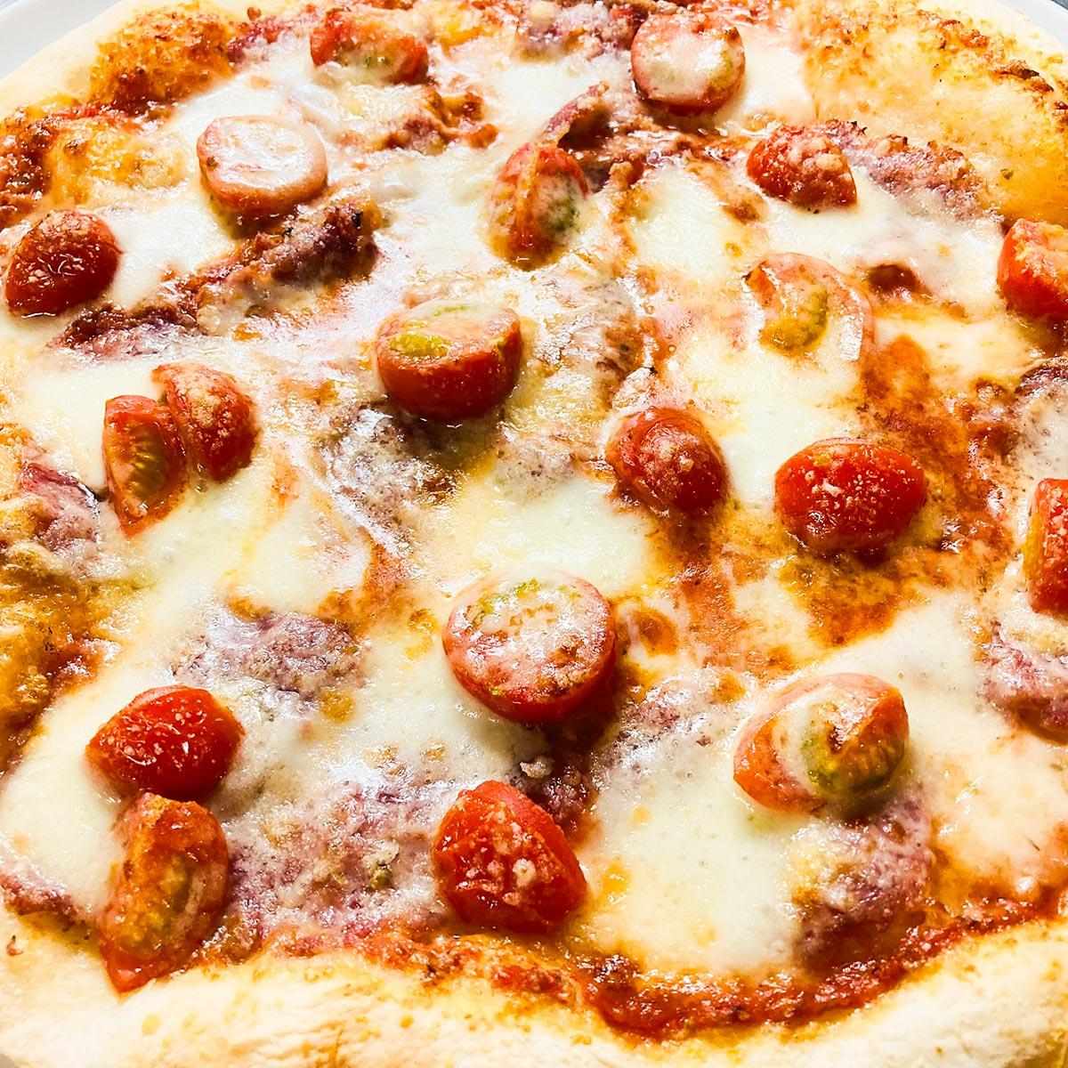 サラミとミニトマトのピッツア