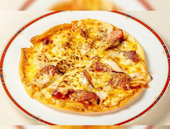 サラミとソーセージのピザ