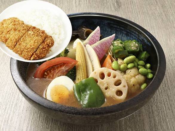 揚げたてトンカツとたっぷり野菜のスープカレーTonkatsu and Vegetable Soup Curry