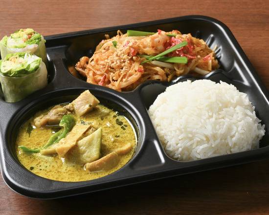 SUNRISE パッタイグリーンカレーwith生春巻きコンボ / Pad Thai Gaing Keaw Wan Gai with Popia Sod