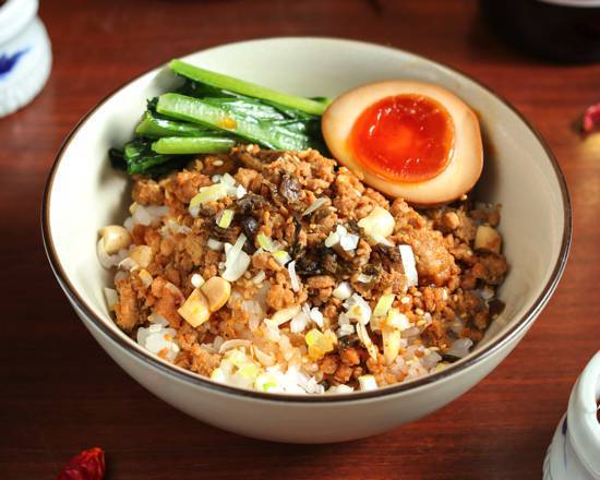 雲林坊 ④絶品まかない 辛さと痺れの利いた「汁なし担担麺のタレで食べる肉そぼろ丼(味玉付き)」