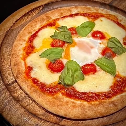 ビスマルク風フレッシュバジルのマルゲリータ
