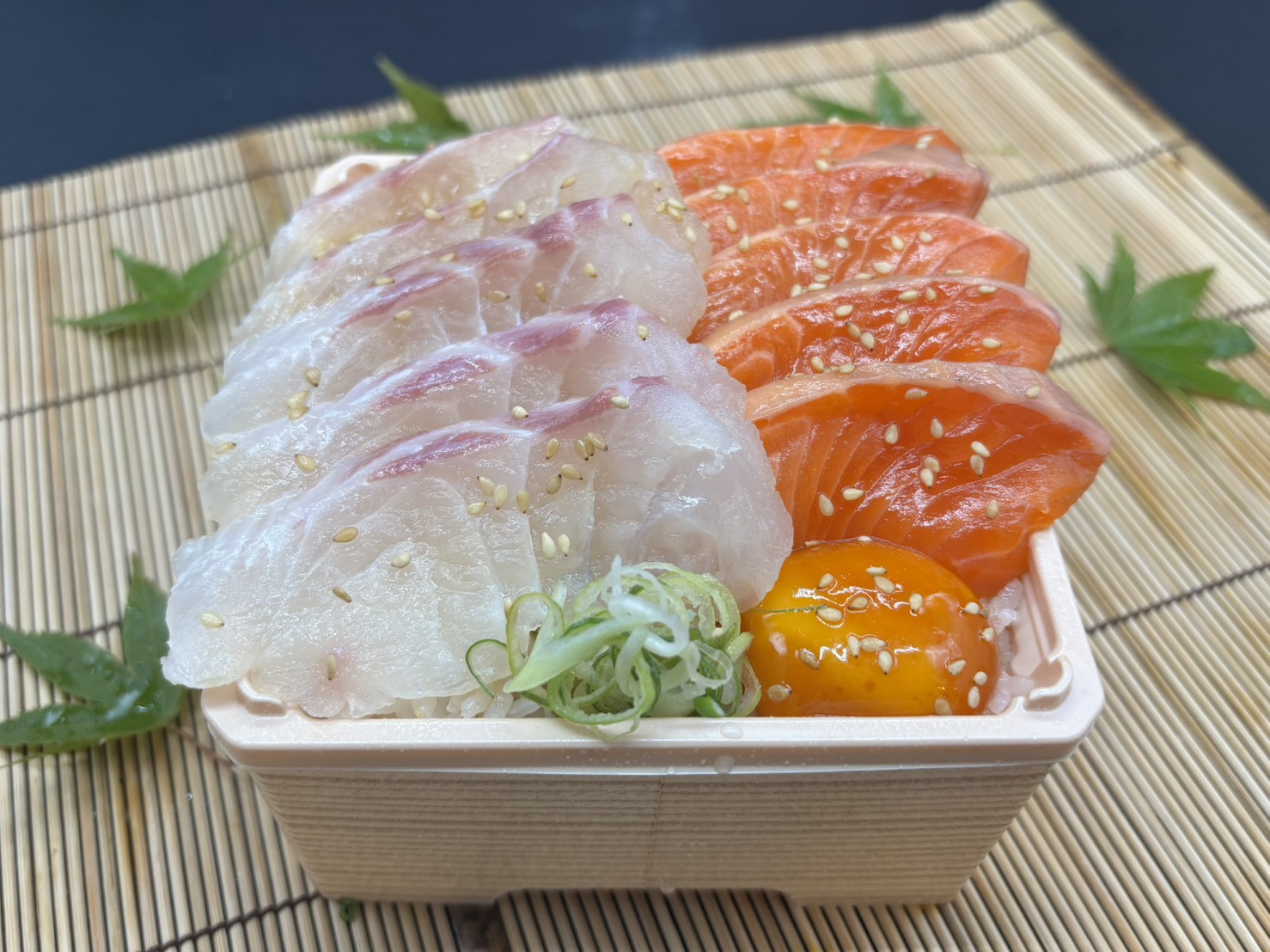 がんこ サーモンと鯛の熟成漬け丼 Marinated salmon and sea bream rice bowl