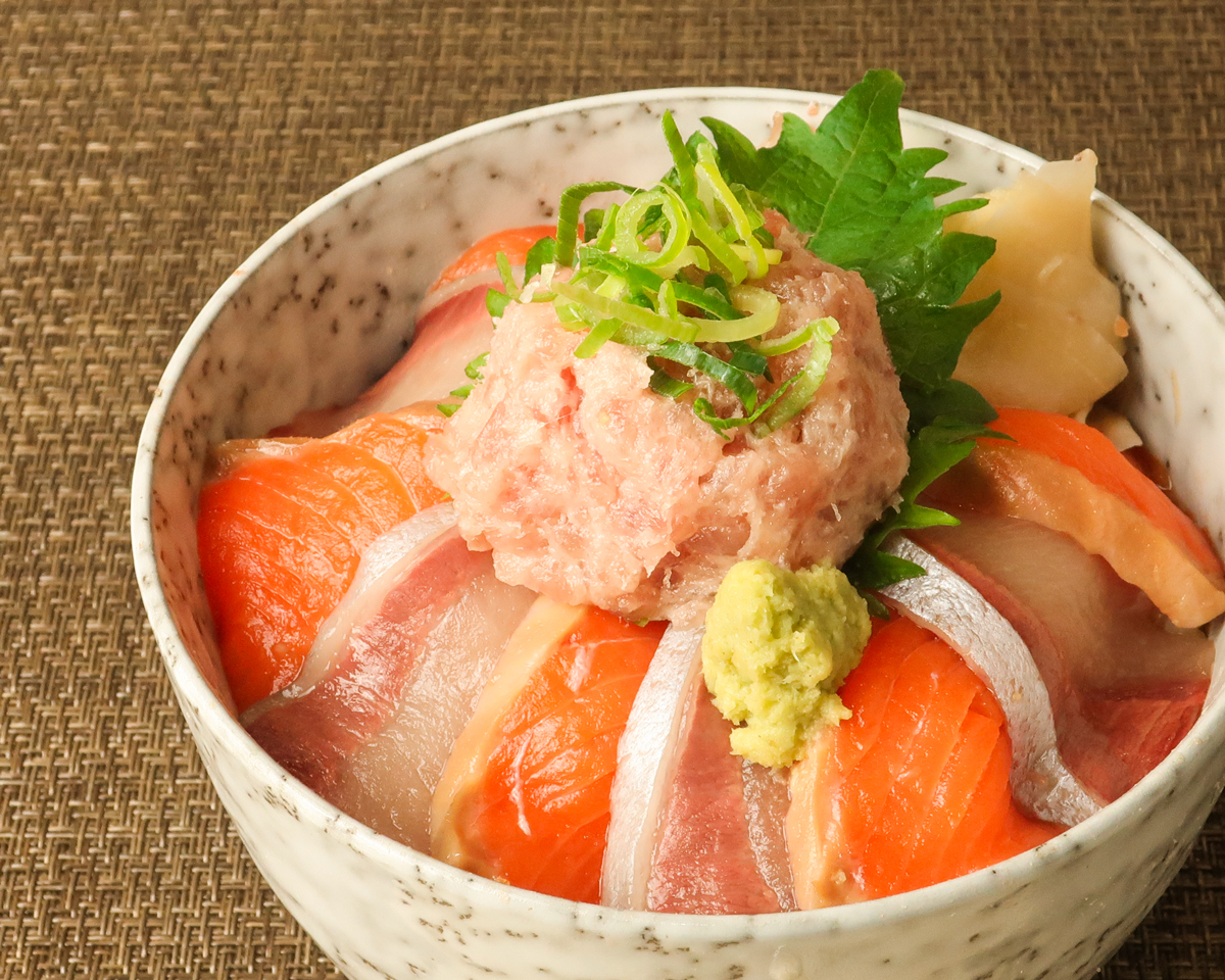 職人のシャリで食べるまぐろ丼 まぐろ近衛 サーモン・はまち・ねぎとろ丼