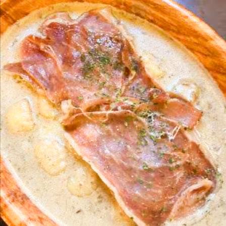 トラットリア シェ ラパン 人気！生ハムとポルチーニ茸のチーズクリームソース ニョッキ