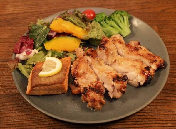 筋肉食堂 New・皮なし鶏モモ肉の塩麹焼き+サーモン Shio Koji Grilled Chicken Thigh + Salmon