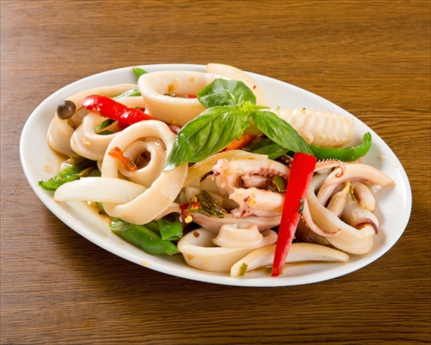 アジアンダイニングバー SAPANA(サパナ) イカと野菜のバジル炒め Stir-fried squid and vegetables with basil