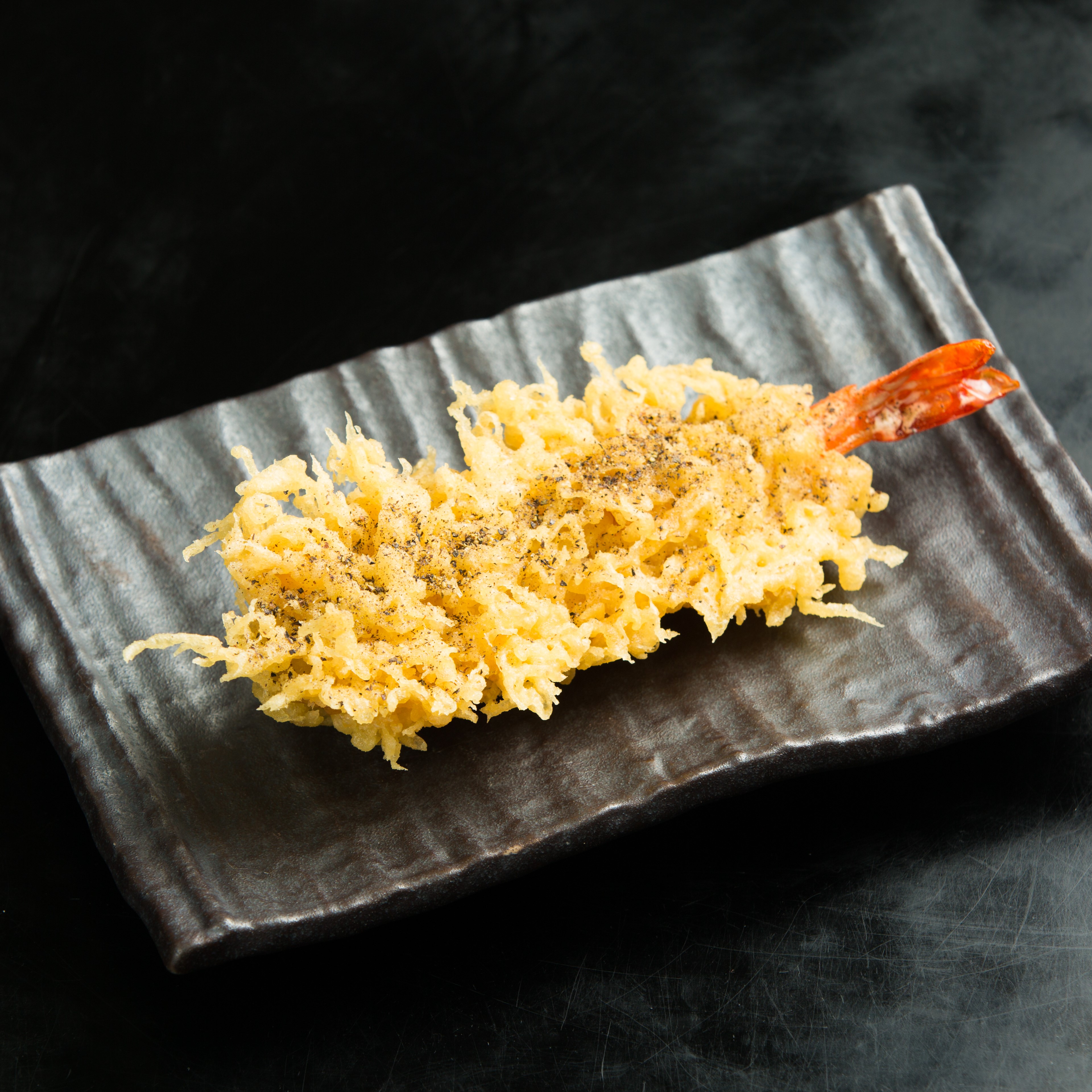 なぜ蕎麦にラー油を入れるのか。 エビ天ぷら