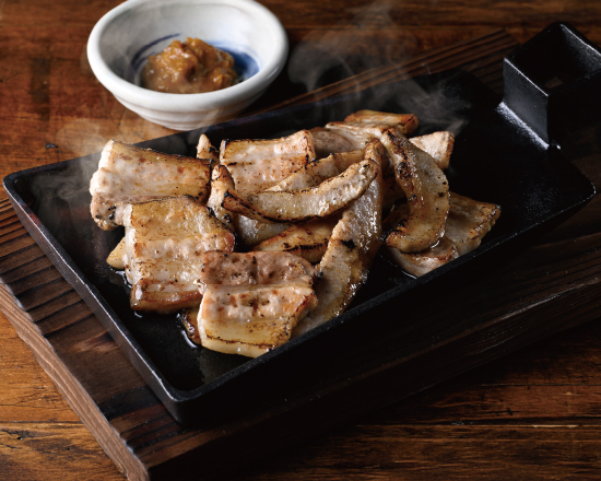 山内農場 豚とろと豚バラの炭火焼(青唐辛子味噌)