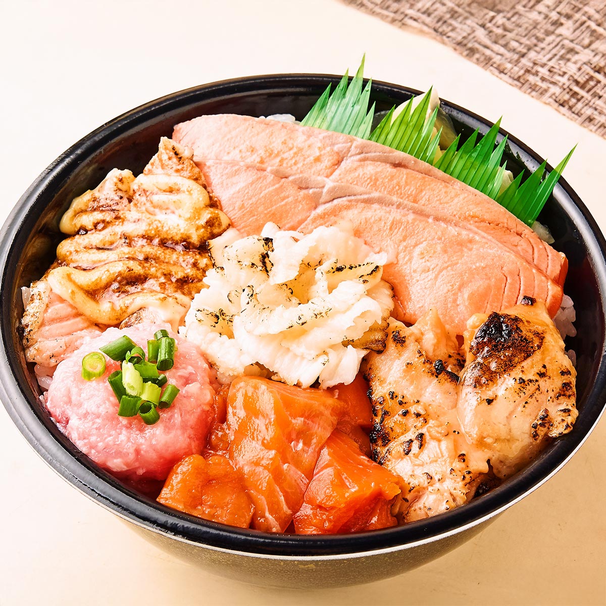 魚丼 炙り焦がし彩丼 (149)