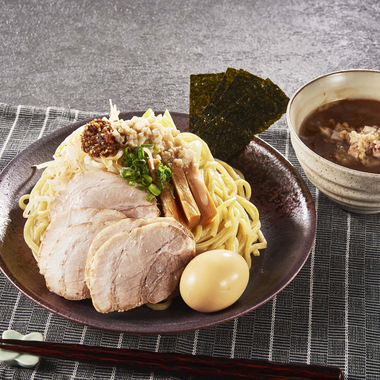 麺500g！！こってり背油魚介豚骨の極太つけ麺【チャーシュー5枚・味玉】