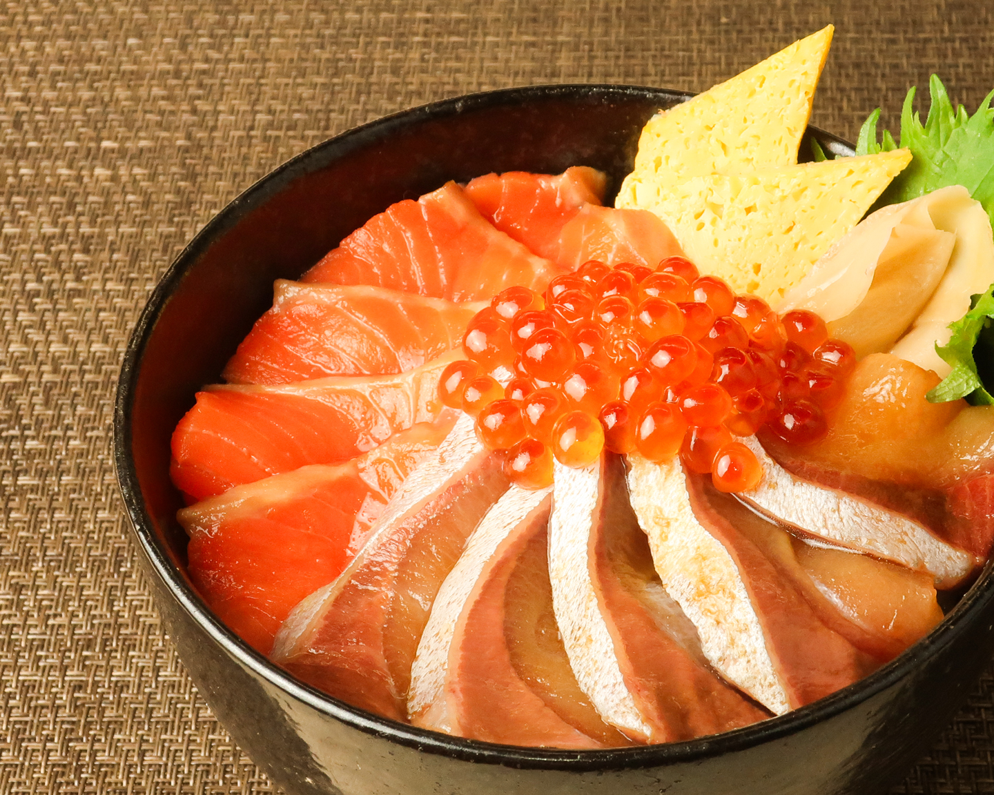 職人のシャリで食べるまぐろ丼 まぐろ近衛 サーモン・いくら・はまちの3種丼