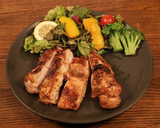 筋肉食堂 New・皮なし鶏モモ肉のピリ辛ホットグリル(弁当) Spicy grilled Chicken Thigh