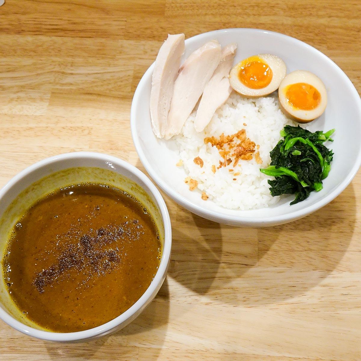 DX魚介豚骨チキンカレー(フライドオニオン、ほうれん草、味玉1個、しっとり国産鶏胸肉3枚)