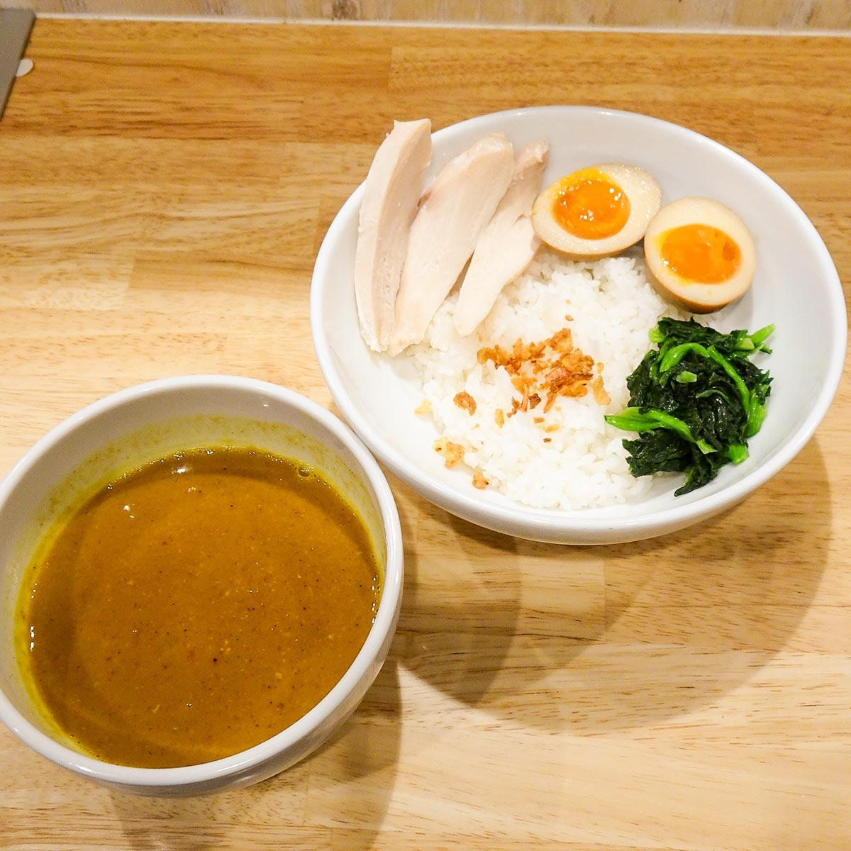 DX豚骨チキンカレー(フライドオニオン、ほうれん草、味玉1個、しっとり国産鶏胸肉3枚)