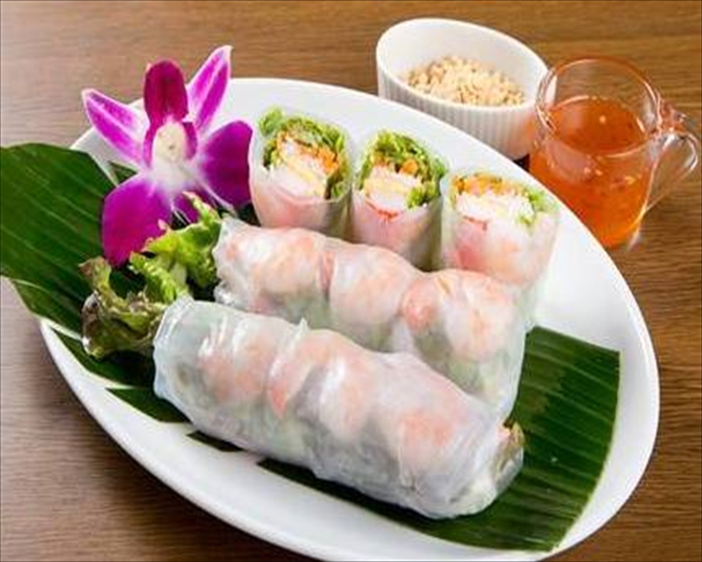 アジアンダイニングバー SAPANA(サパナ) これぞ！エビとアボカドの生春巻き(2本)Two fresh spring rolls of shrimp and avocad)