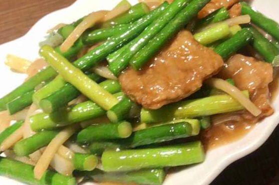 天鴻餃子房 ニンニクの芽と豚肉の炒め