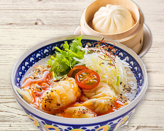 店内炊き上げ おかゆ専門店 粥餐庁(かゆさんちん) 海老ワンタン入りサンラーおかゆ＆肉まんセット