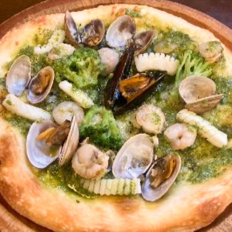 トラットリア シェ ラパン 人気！魚介のペスカトーレピザ ジェノベーゼバジル風味(約2人前)