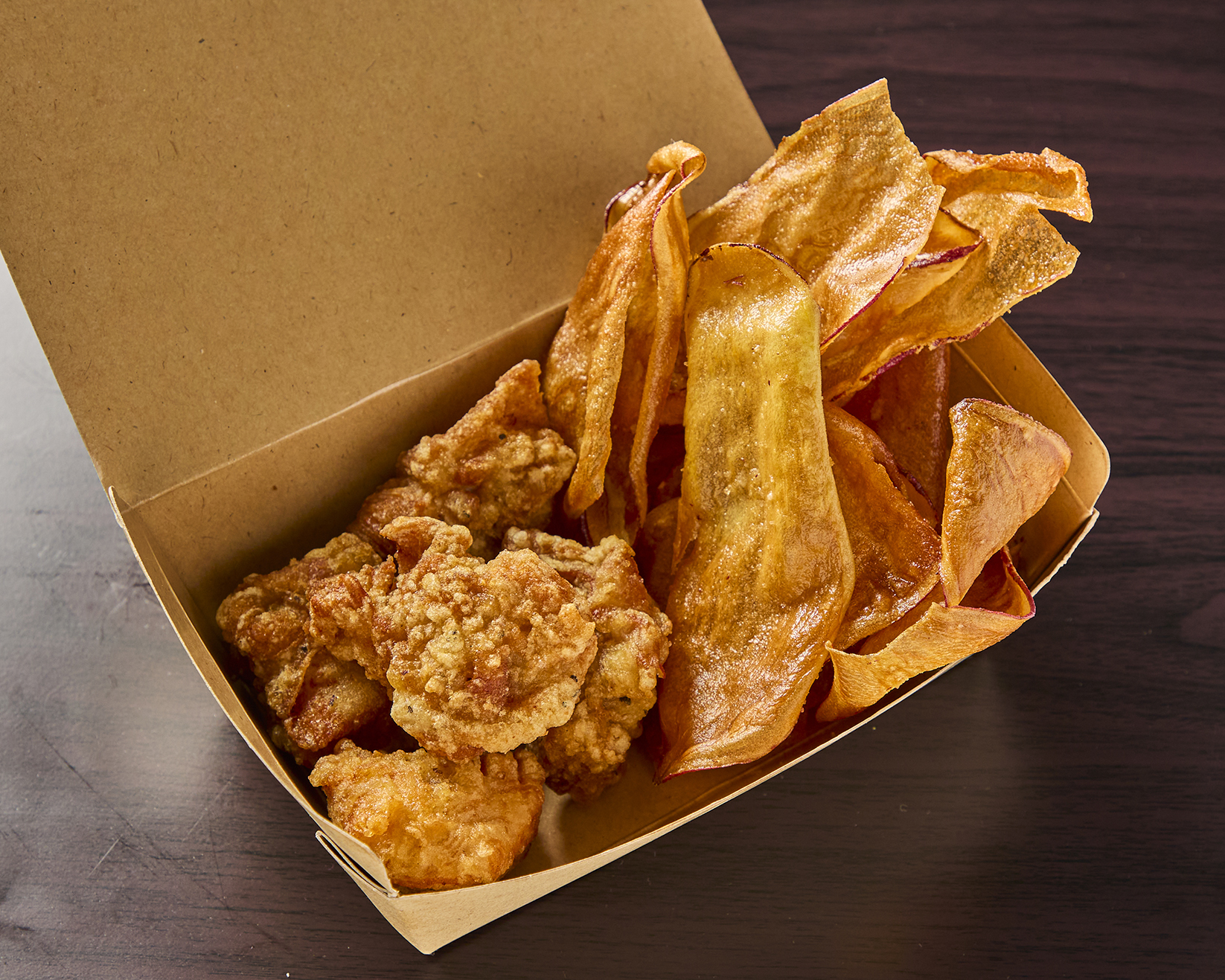 なるとキッチン にんにくザンギバスケット(さつまいもチップス)