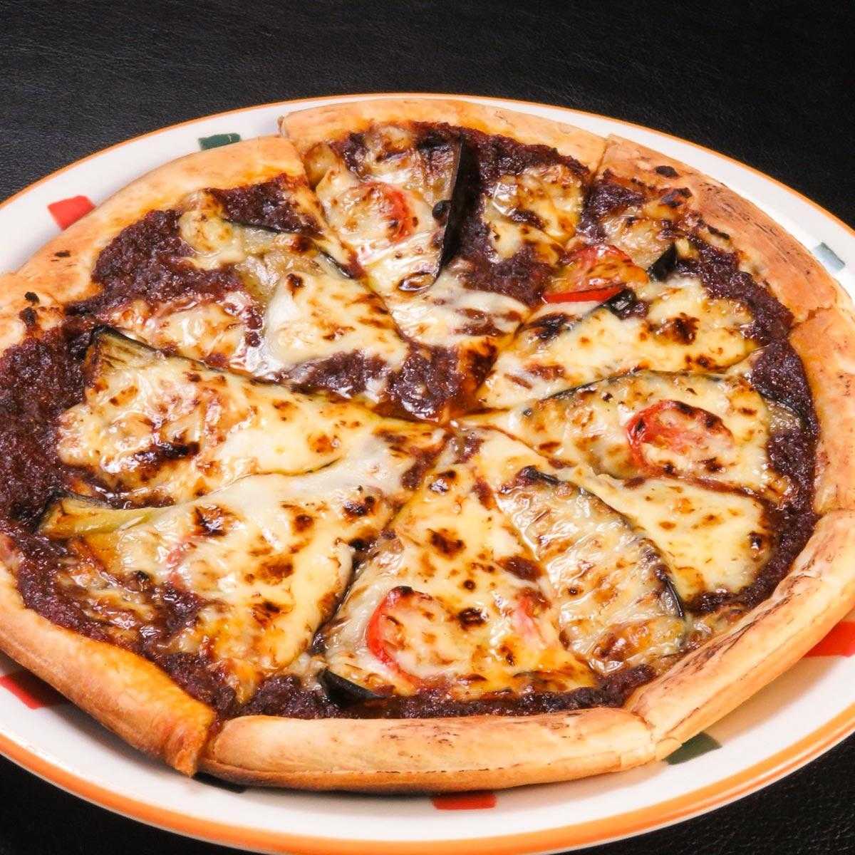 ナスとトマトのボロネーゼピザ