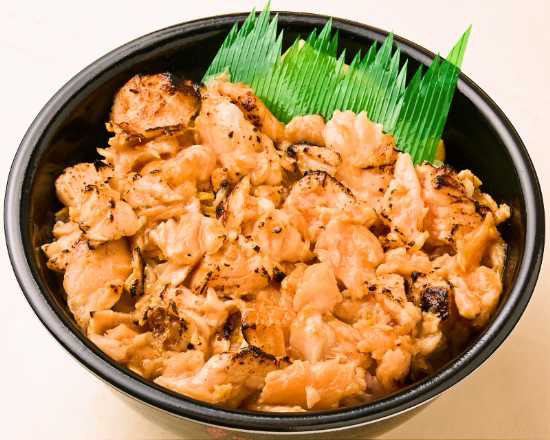 魚丼 焦がしバター醤油サーモン丼(73)