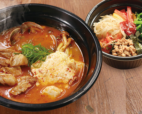 ビビンバ・カルビ丼・スンドゥブ専門店 グンチャン F-1110】牛すじ赤スンドゥブ+特製ミニビビンバ