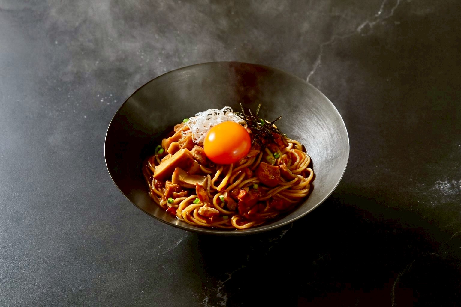 酸味と辛味がたまらない絶品ピリ辛まぜそば Excellent spicy mixed soba