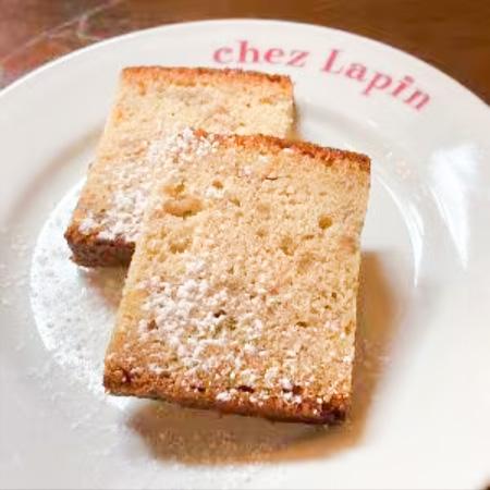 トラットリア シェ ラパン 季節果実アーモンド風味の自家製パウンドケーキ