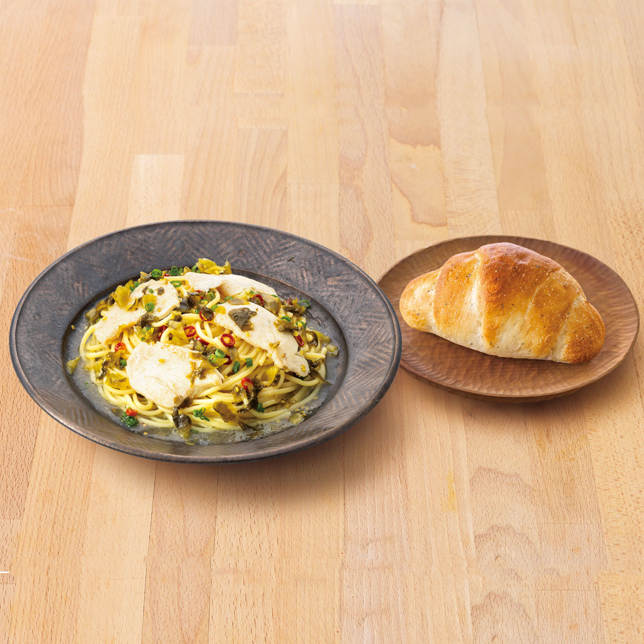 鎌倉パスタ 101.桜姫鶏と高菜のピリ辛おだしパスタ<名物バジルロール付き>