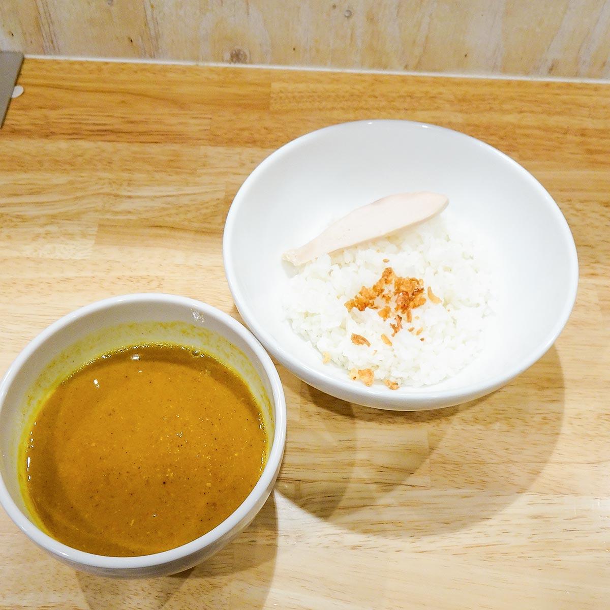 ほうれん草豚骨チキンカレー(フライドオニオン、しっとり国産鶏胸肉1枚、ほうれん草)